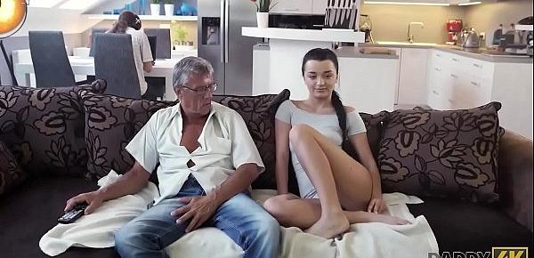 DADDY4K. Der schlechte Papa fickt die Freundin seines Sohnes direkt hinter seinem Rucken
